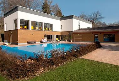 Hörmann Bauplan_Referenz_Sozial_Gesellschaftsbau_Rabenstein-Aussenbereich